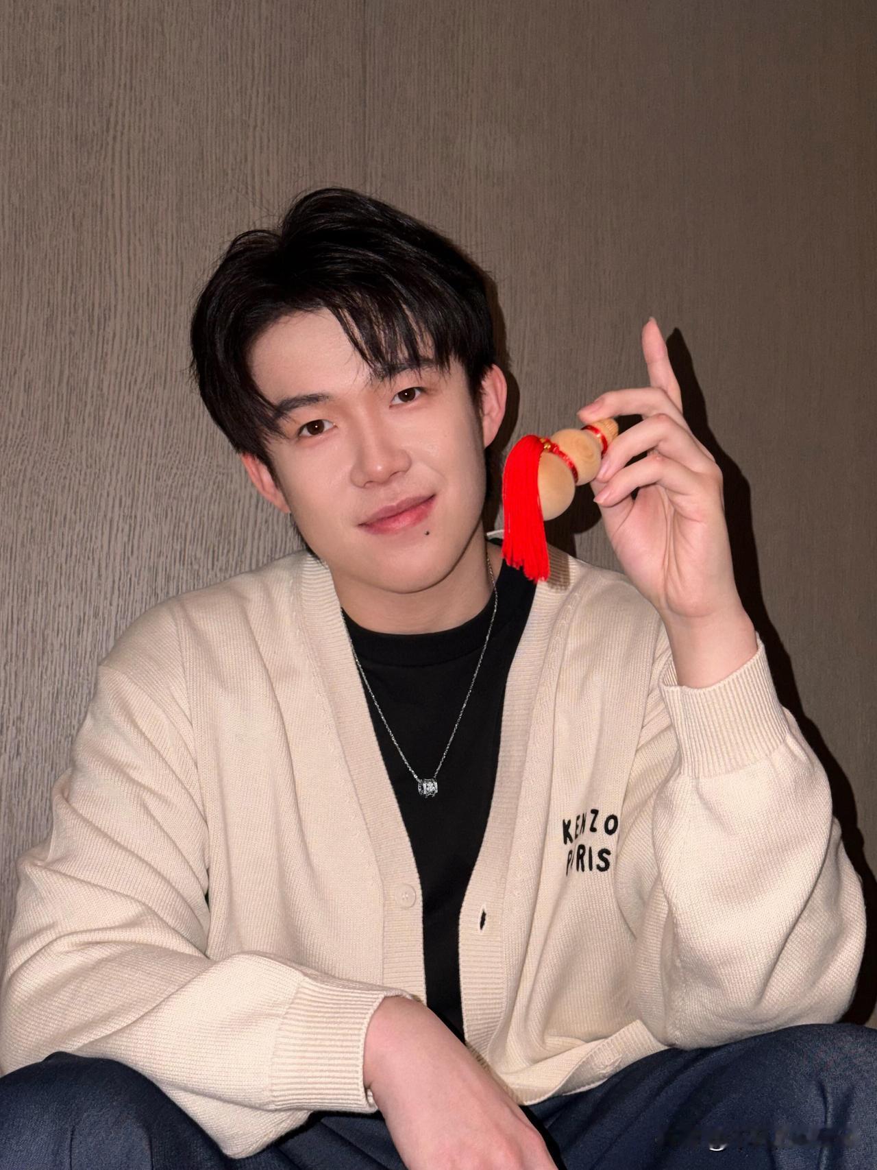 1月27日，王楚钦更新动态，并配文“最近的走走停停”。大头发了6张照片和1张