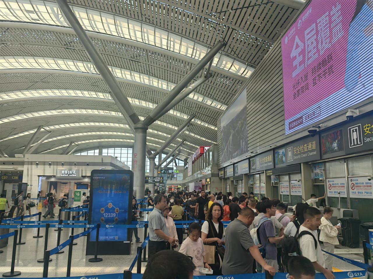 7月22日，去贵阳龙洞堡机场乘机，那场面简直了，出行的人熙熙攘攘，以家庭为单位的