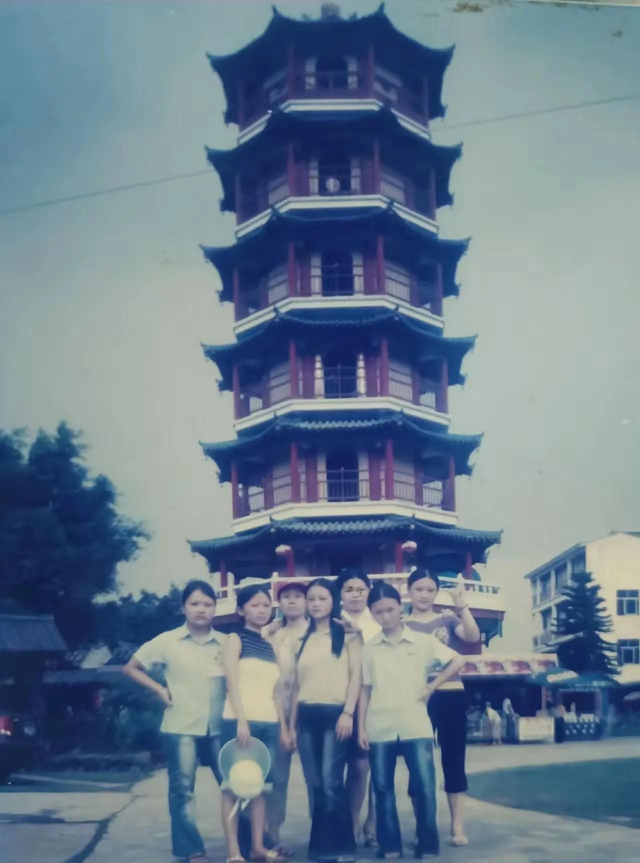 这张照片拍摄于2003年，广东省深圳市平湖赐福电子厂7位打工女孩的合影。镜头中的