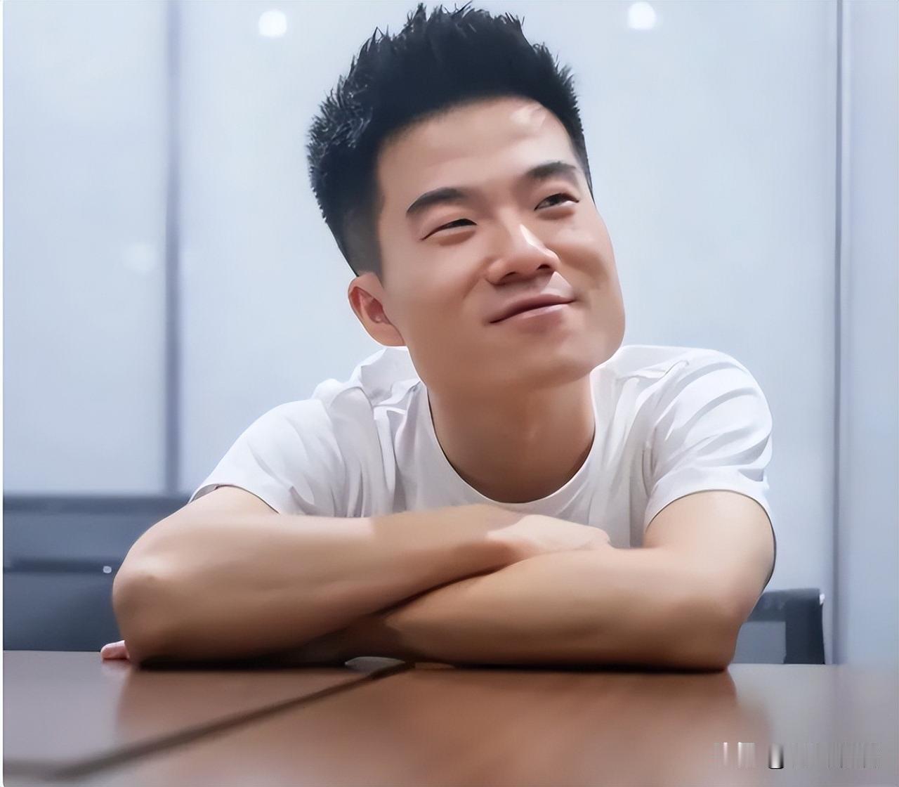 受够了人前一套人后一套？看看董宇辉的“精分”现场。粉丝总调侃董宇辉是“矛盾综