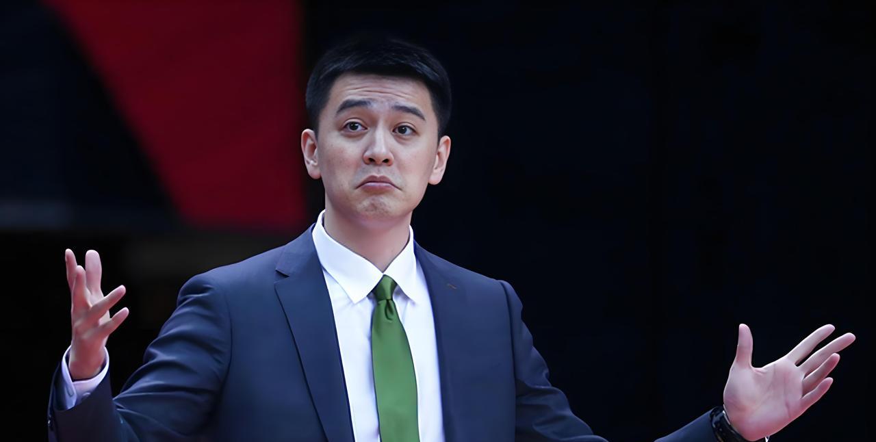 杨鸣盼来援兵！近期，据辽宁男篮透露：韩德君虽然已经退役了，但这位功勋球员如今已