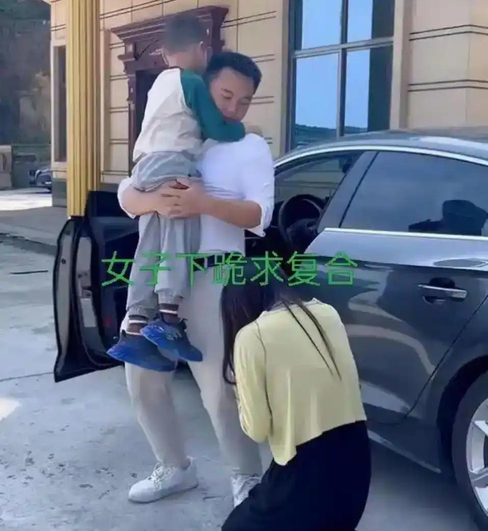 女子离婚之后，日子过得一地鸡毛，实在撑不下去，便带着孩子找到前夫，当众下跪恳求复