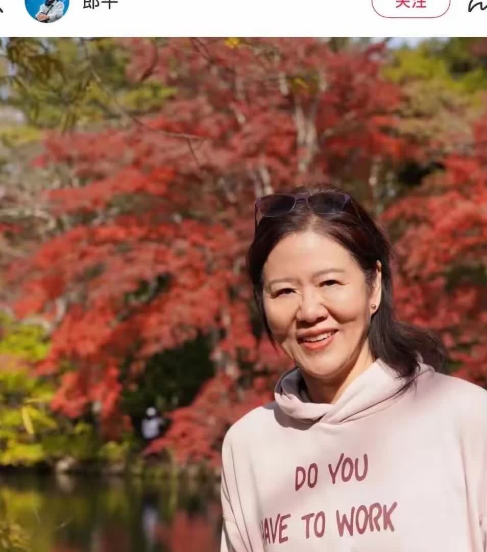 郎平近照衣服上的这段话已经表达的很清楚了。说白了，是中国女排需要郎平，不是郎平需