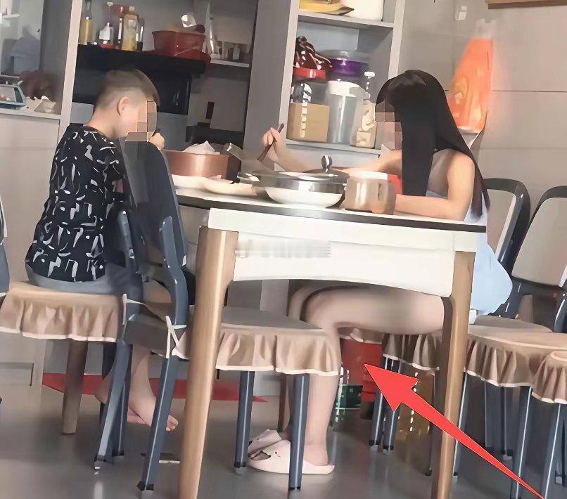 父亲刻意拍青春期女儿博流量遭网友指责不配当家长​​​
