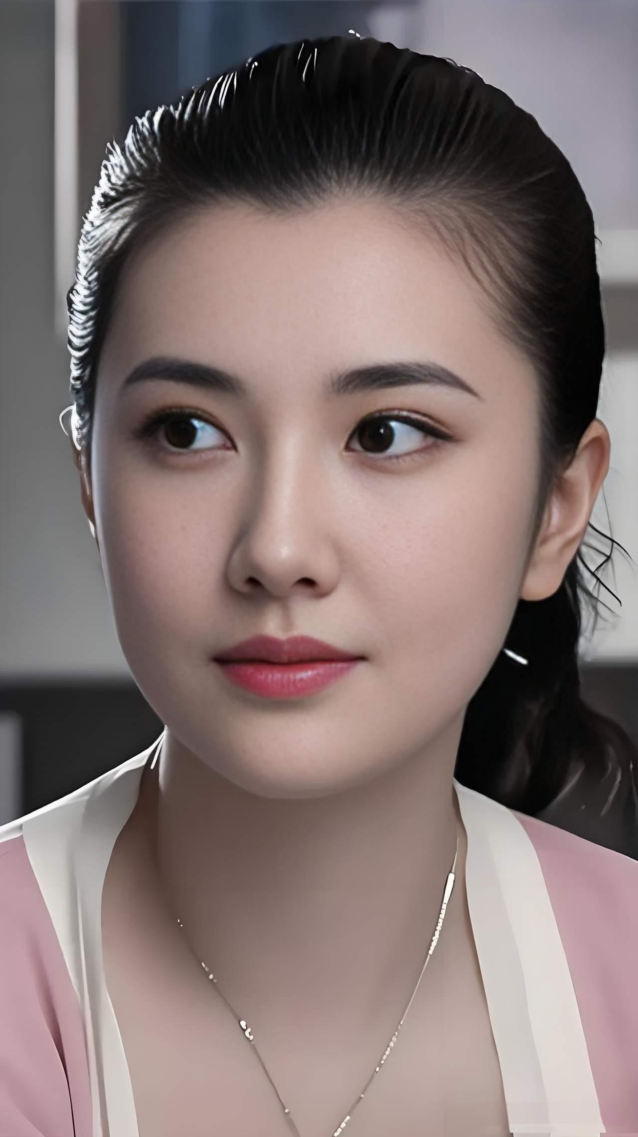 边潇潇美的不可方物，拍完《正阳门下》最后一镜，全剧组主创排着队跟她约下部戏。可同
