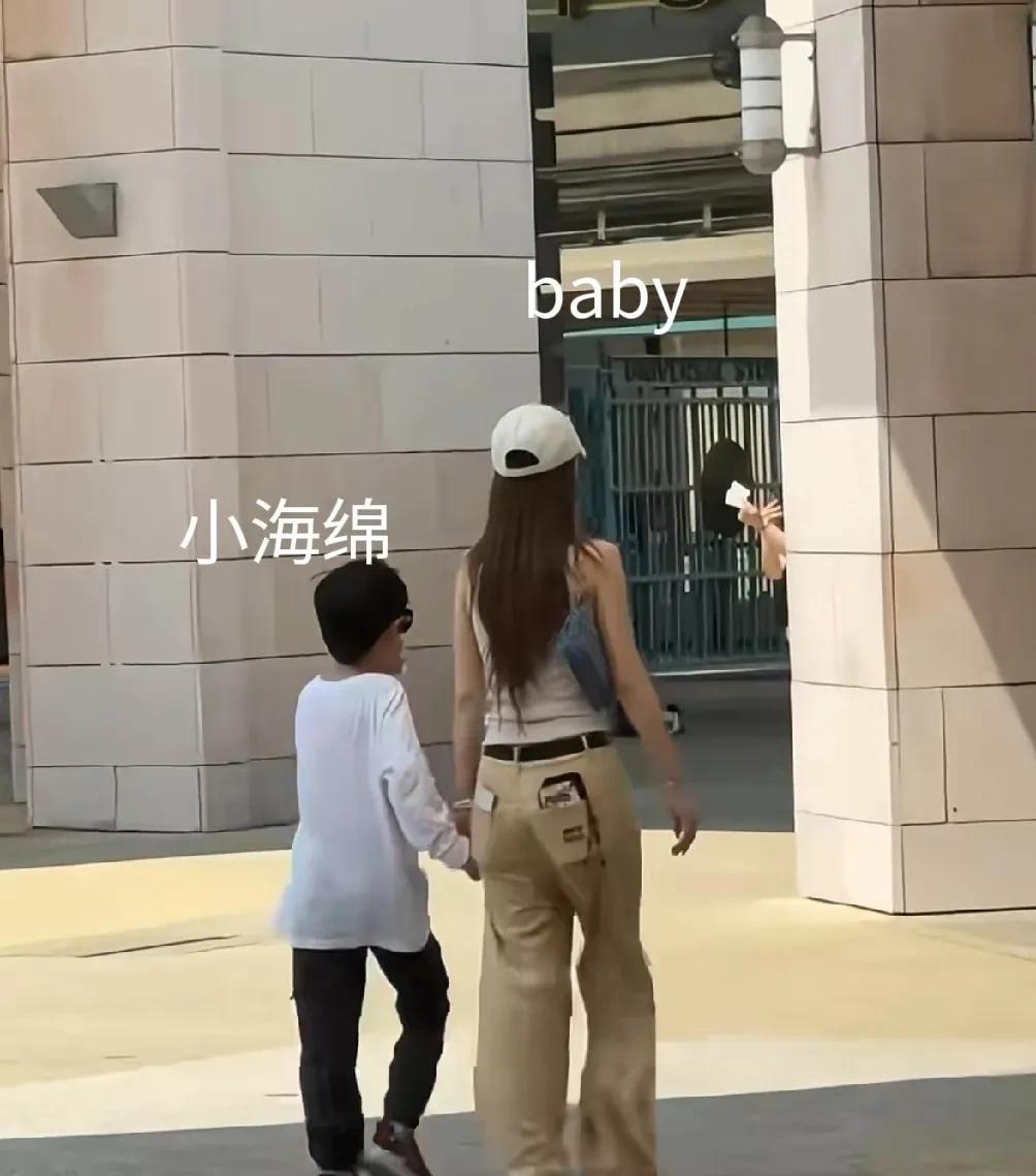 天哪，我朋友见到baby真人了！羡慕死了！baby真自律，身材保持的真好，一