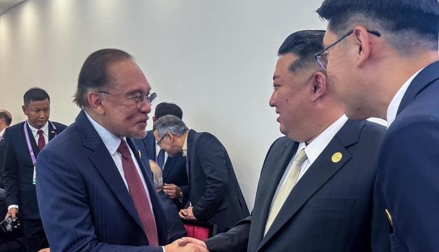 两国还在断交中？没关系，机会难得先握个手再说。据《海峡时报》报道，前来北京参加九