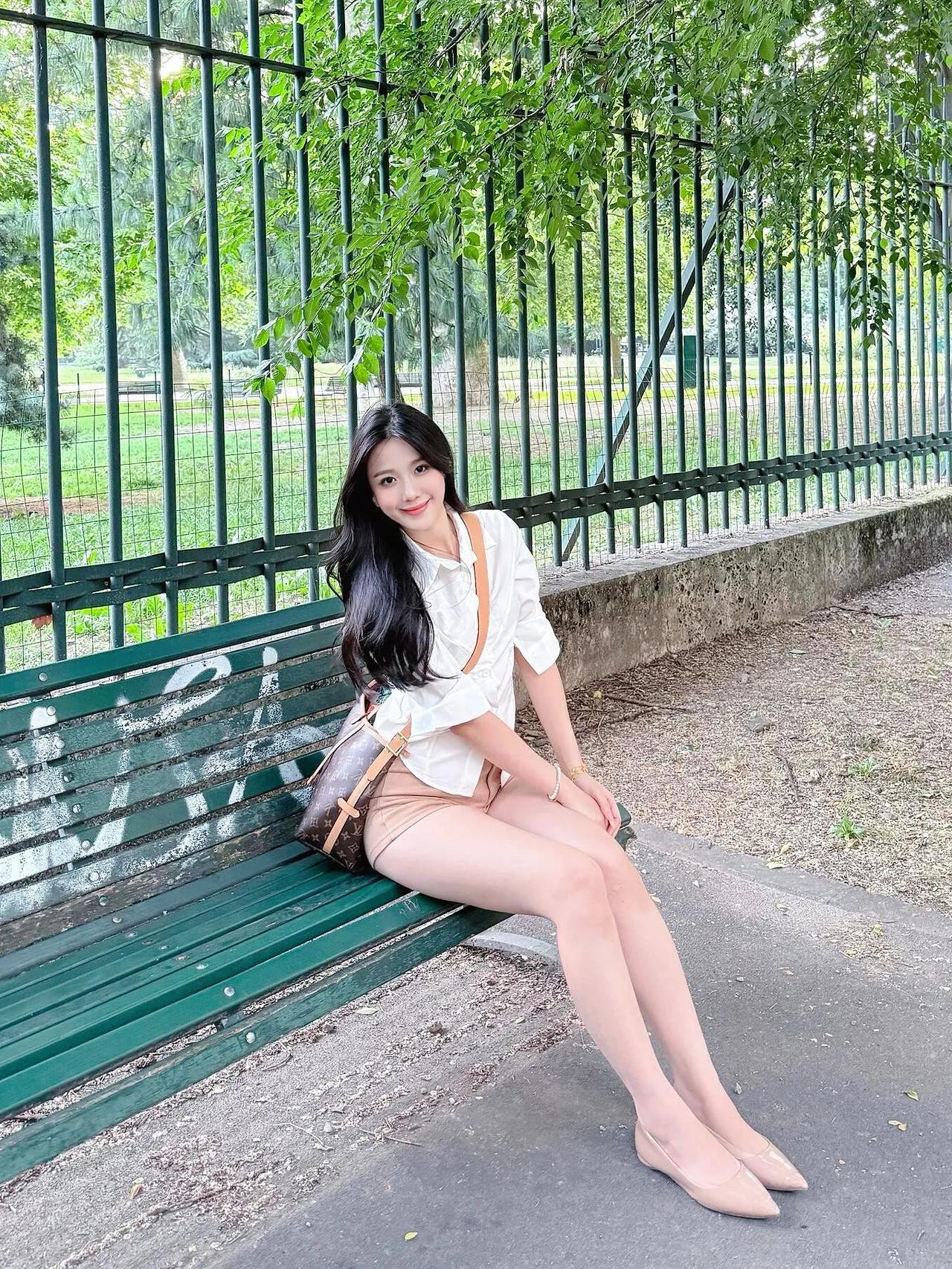 上联：长椅凝眸，绿意环栏藏夏意下联：白衫浅笑，清风拂发带花香对联对对联飞花