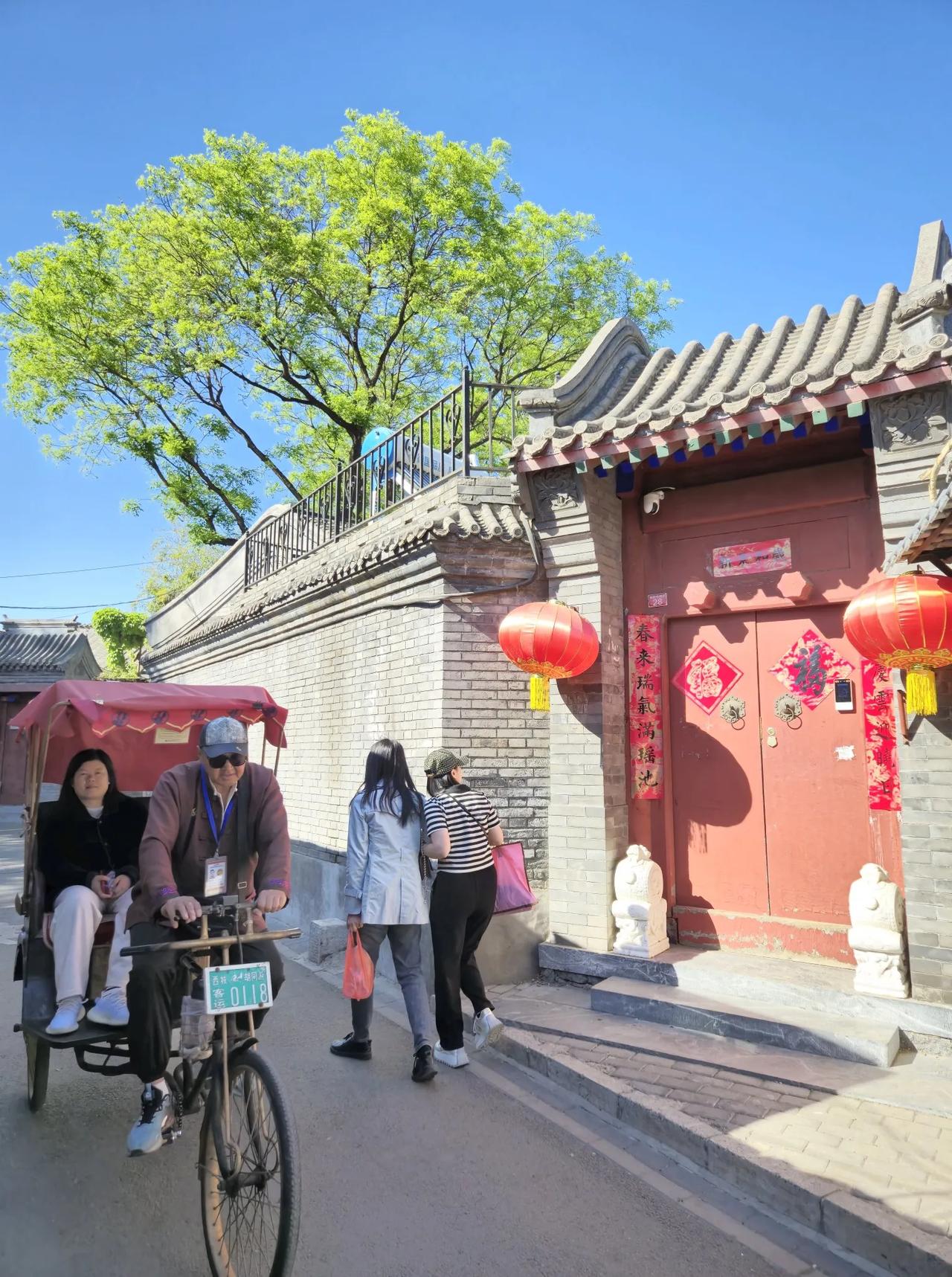 闲逛什刹海周边胡同闲逛什刹海周边胡同，两侧是青砖灰瓦的房屋，古朴典雅的门楼，有