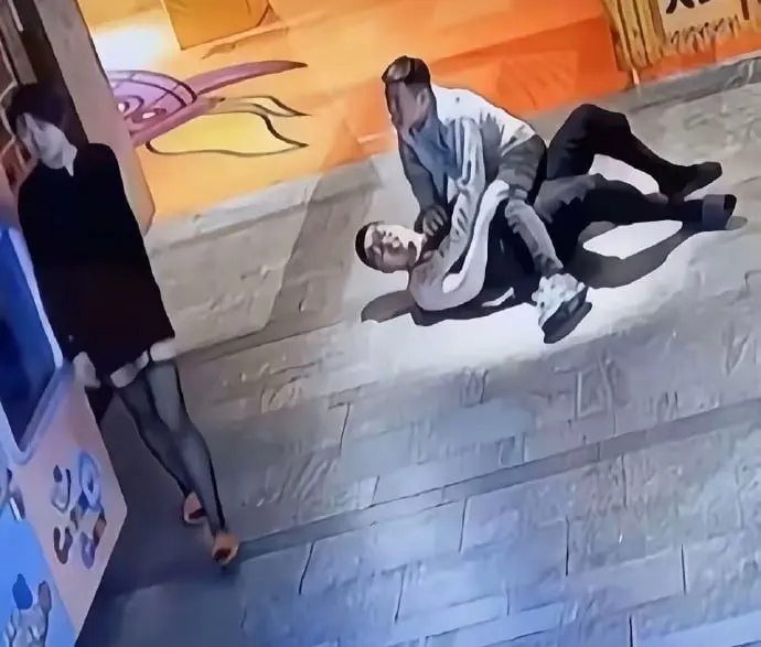黑丝拯救了世界，恩怨可以先放一放