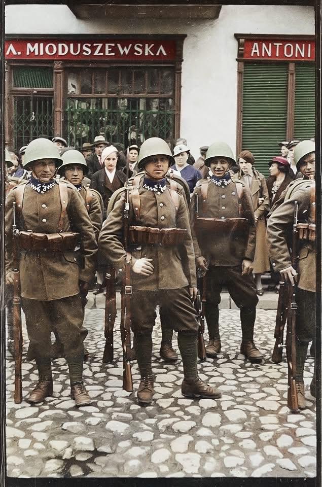 大家看的出来这是哪国军队士兵不？照片拍摄于1939年5月，不到四个月，该国就要面