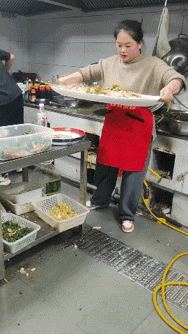这盘子也太夸张了，把它放在餐桌上之后，其他的菜都没地方摆了，把鱼剁开炖不行吗？自