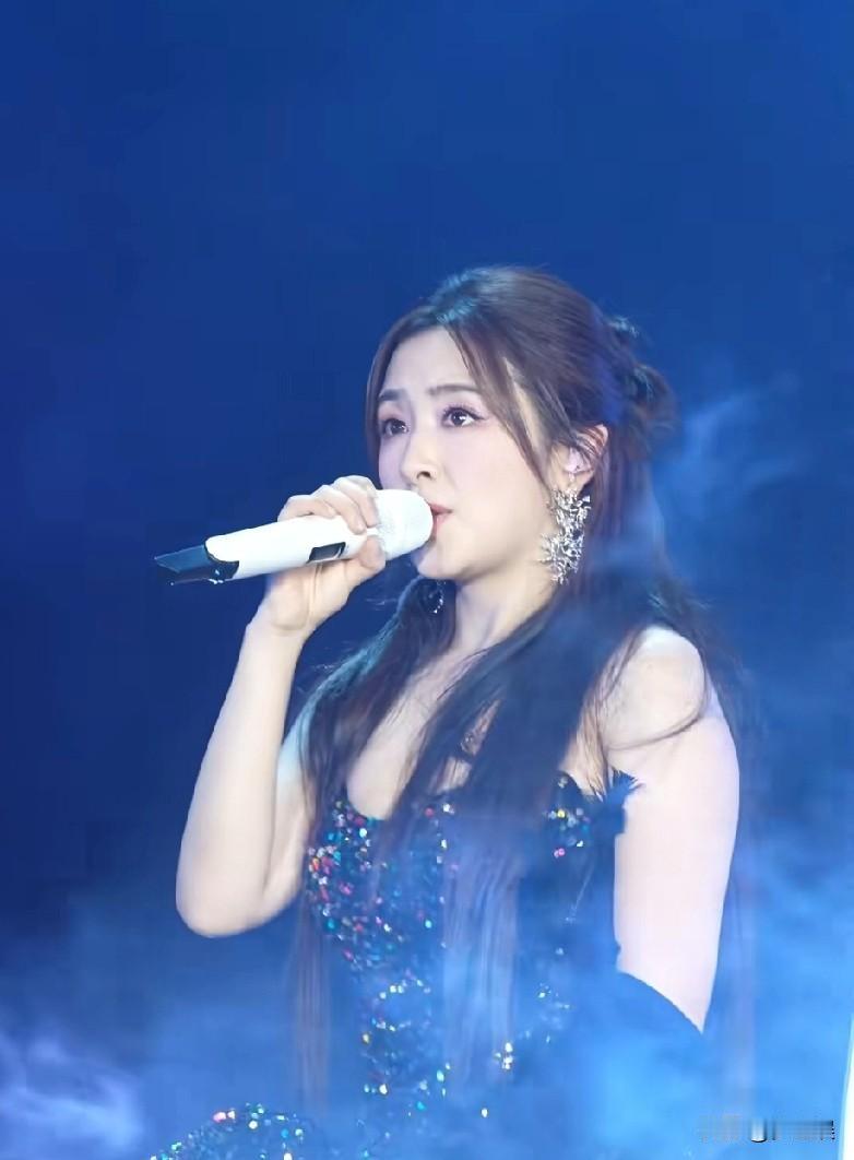 张含韵,1989年出生于四川,2004年参加超级女声获得了季军,十几年过去了,她