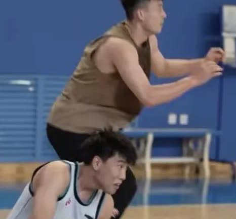 杨鸣这招太狠了！美国溜达一圈回来，直接掀了训练场桌子。什么超级外援？根本靠不