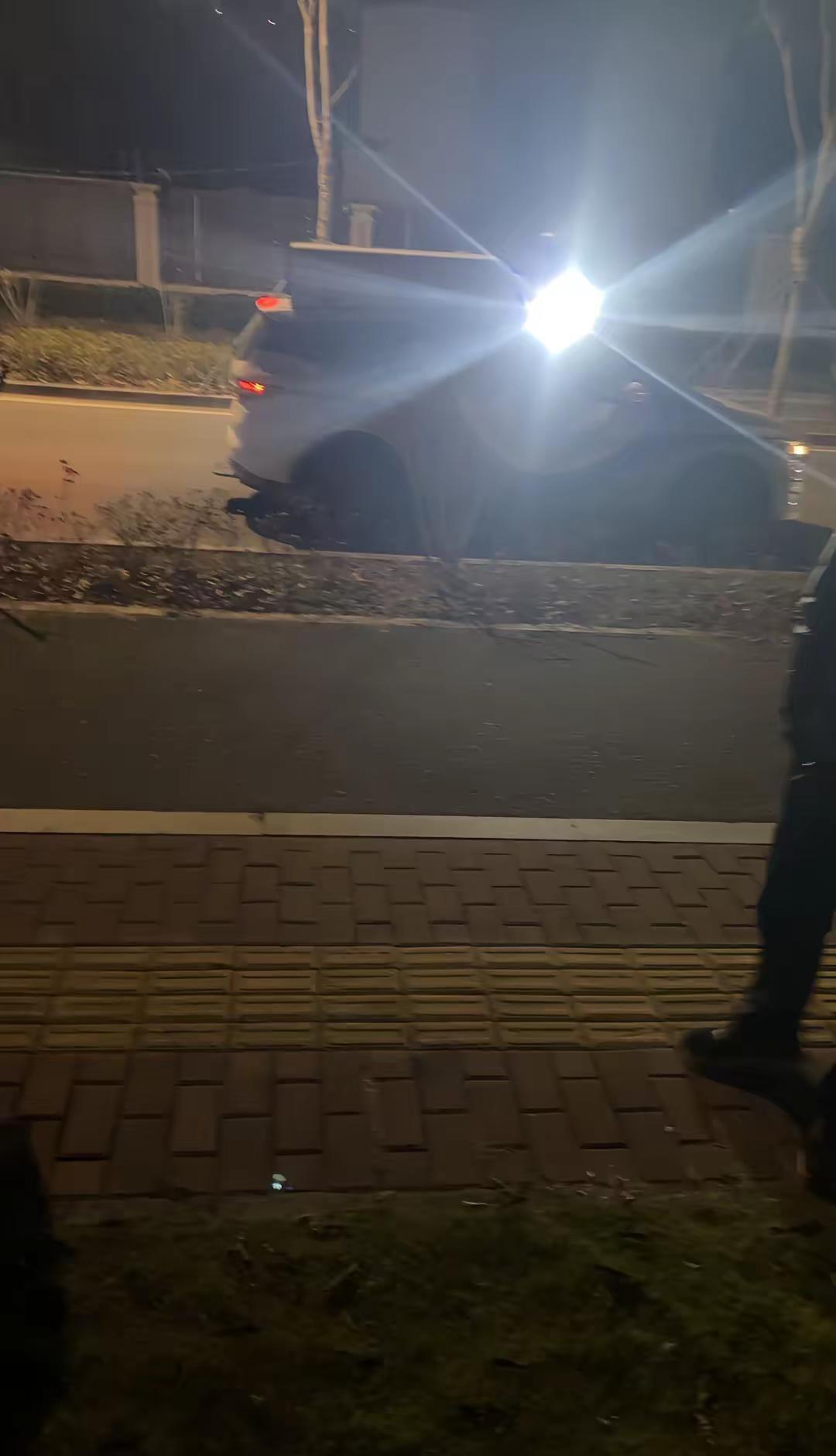 大晚上在路边捡到个老太太，80岁的老奶奶，睡在绿化带上哭，我就去扶，然后报了警，