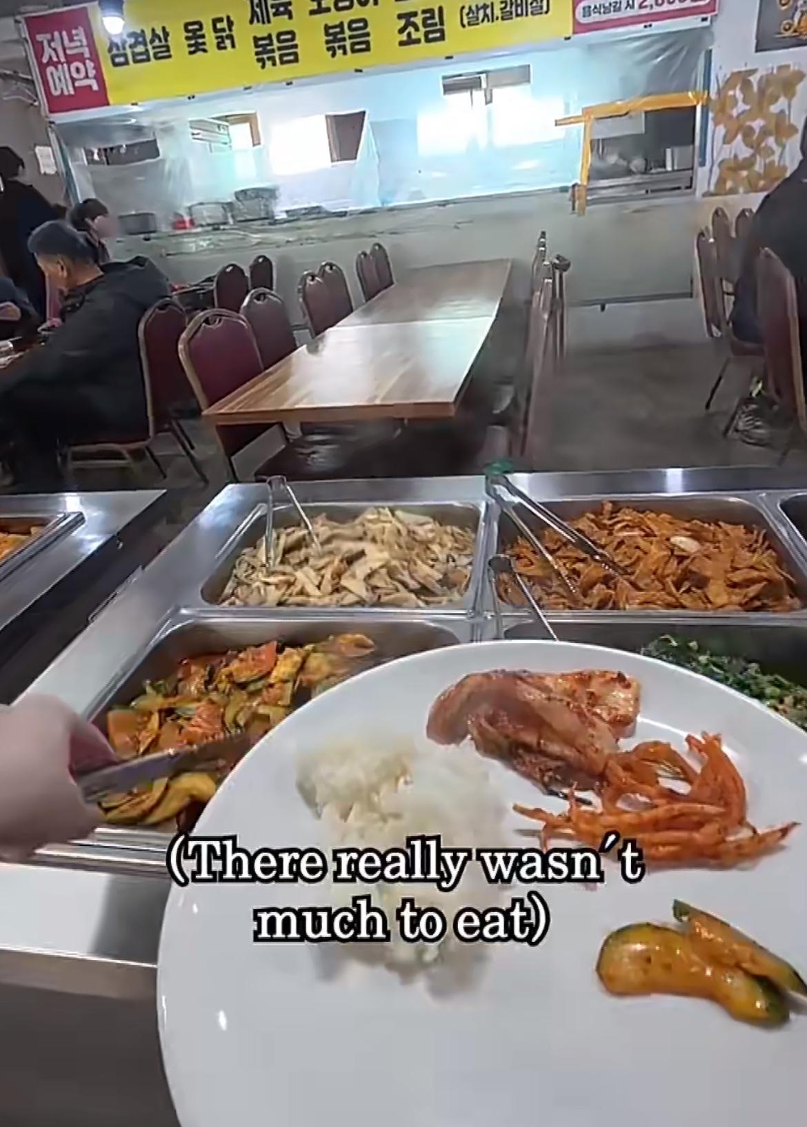 白女去韩国吃6美元的自助餐，在韩国这个价格还真的挺实惠的，没想到看到菜品后不知道