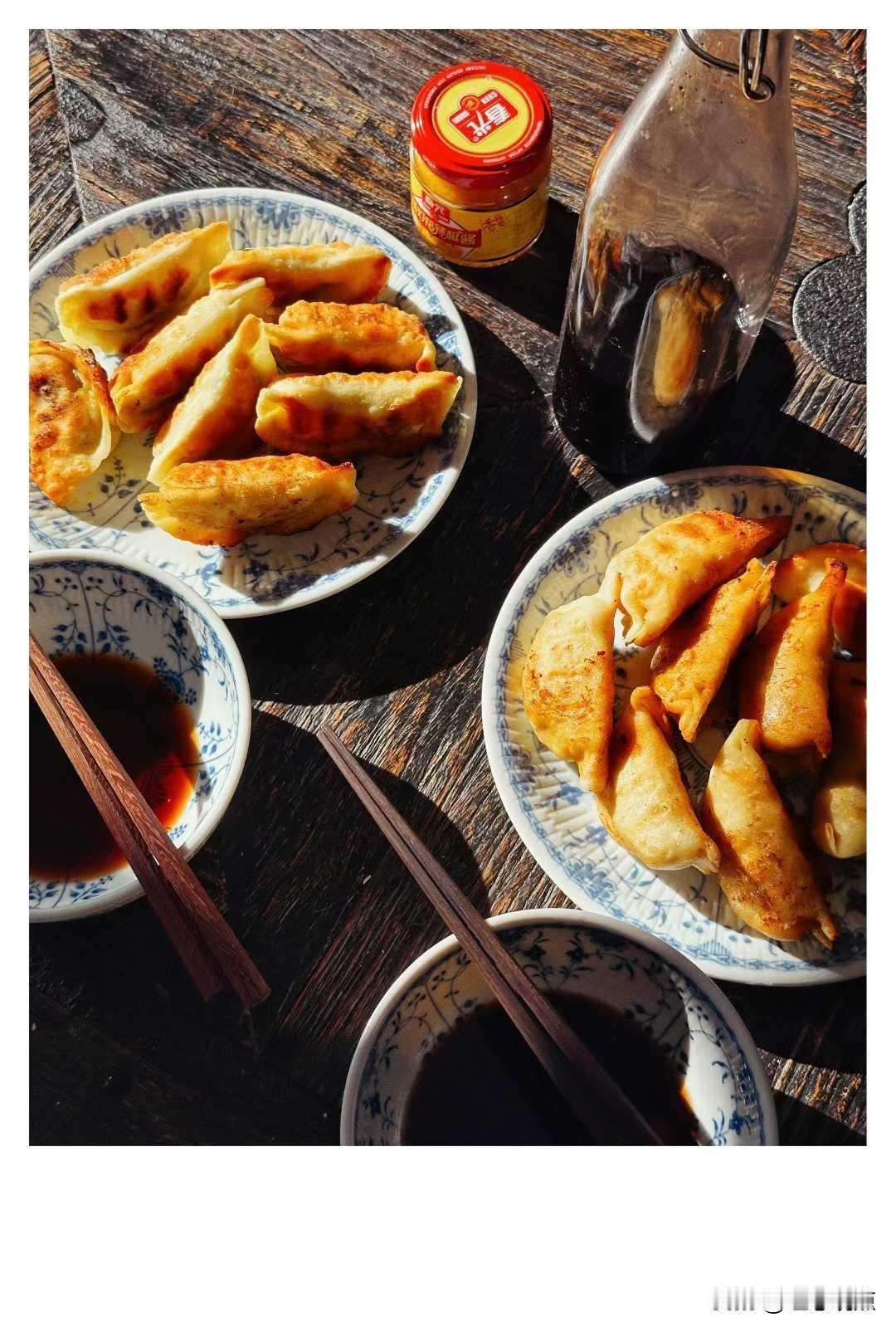 油菜手工现做煎饺🥟，值得你为它蘸满一碗醋刚出锅的手工煎饺，才是人间值得！皮子