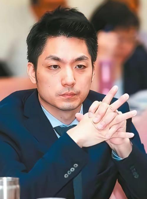 最近蒋家那边又传出消息，有后人站出来公开喊话，想把蒋介石和蒋经国的两口棺椁迁回大