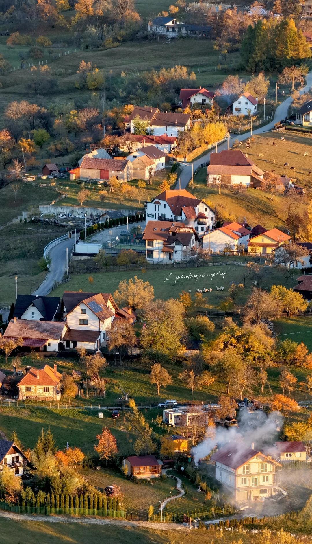 罗马尼亚的秋天美景已经封神🍂落日时分的光线下，无人机视角中的罗马尼亚之秋，每