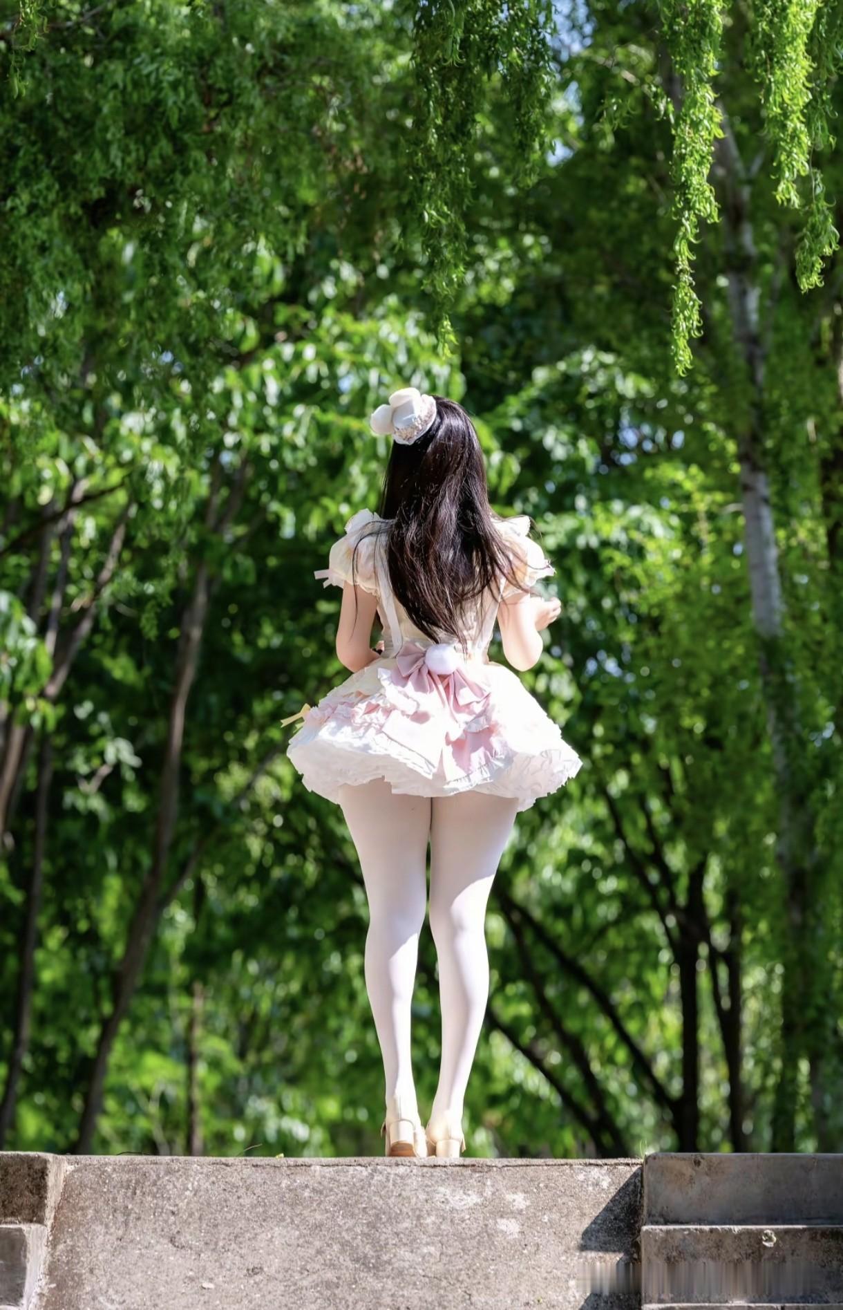 漫步在绿意盎然的森林中，仿佛童话里的公主。梦幻白裙少女梦幻少女感元气森系少女