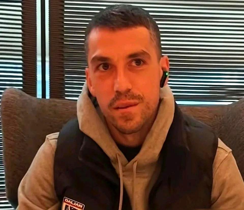 毁掉中国足球天才的，是每天准点下班。大连冬训草皮上大部队已散去。32岁的外