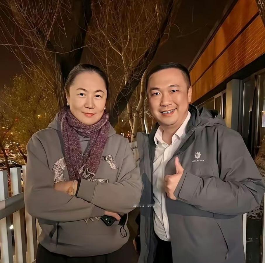 现在高原近照一出来，骨相还硬，窦佳嫄往旁边一站，活脱脱她妈年轻时的翻版。窦唯当年
