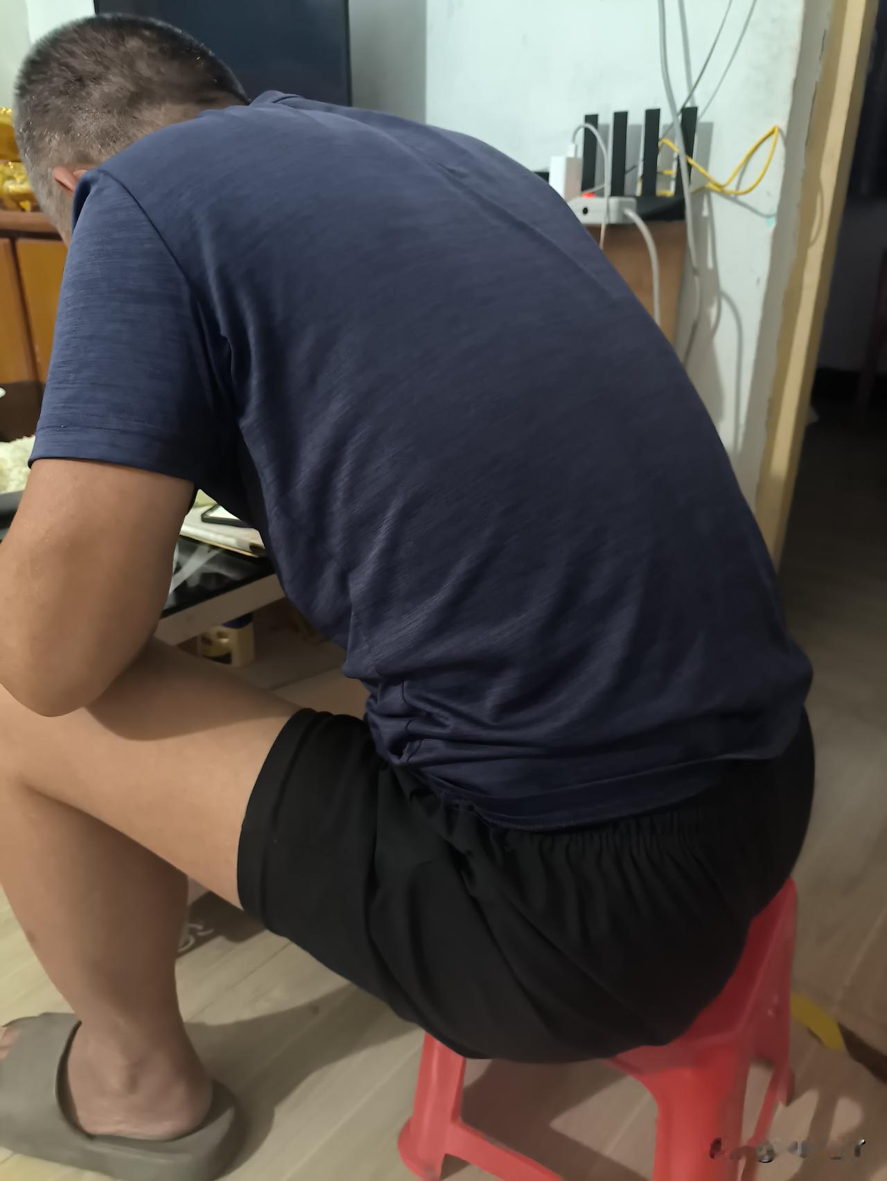 昨天逛商场碰到一位老朋友，好久不见了，我们就坐在商场旁边的肯德基店里聊了半天。这