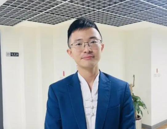 非常认同台湾省的侯汉廷说的一句话：他说：当中国还很穷很破烂的时候，有人不愿