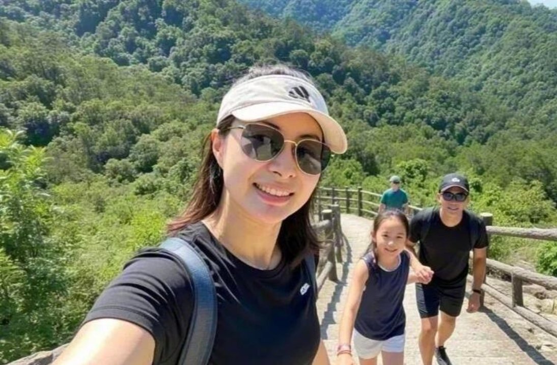 郭晶晶在社交平台晒出假期全家出行vlog，大大方方晒出儿女，也只能是霍家了！