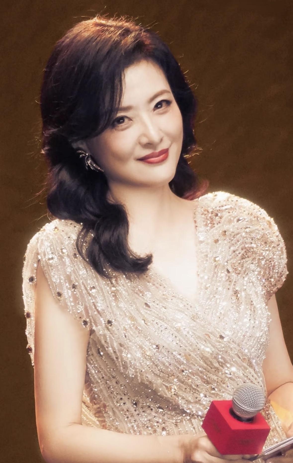 27岁离婚，50岁裸辞央视，周涛的狠劲被低估了。当年她离开声音磁性的前夫姚科，