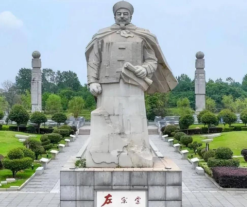 左宗棠收复新疆之后，慈禧太后在宫里悄悄召见他，劈头就问：“花了三千万两白银，用了