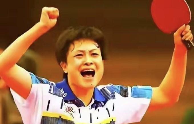 还认识她吗？早年加入日本国籍，嫁给日本人，在击败邓亚萍后还疯狂大喊“吆西”！想