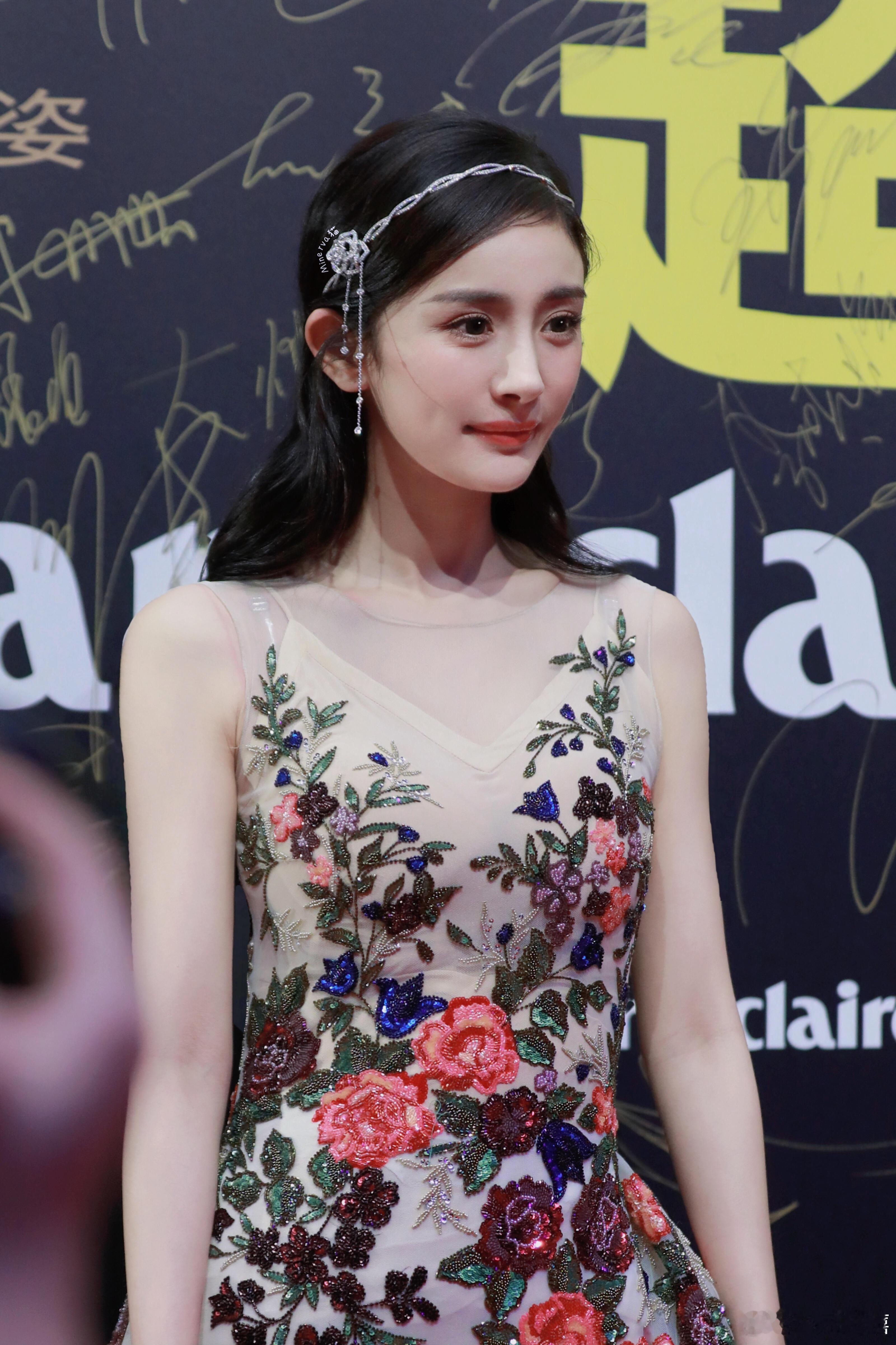 杨幂早期长得好温柔，最喜欢小时代和盛夏晚晴天的长相，现在的面相变凌厉了