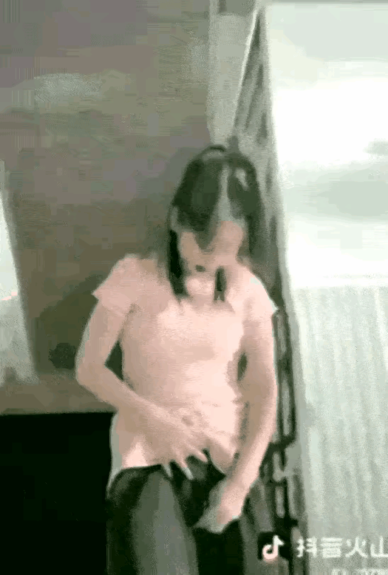 这小仙女咋想的呀那是火炮呀​放到衣服里面砰的一下就爆炸了还好是自己放进去