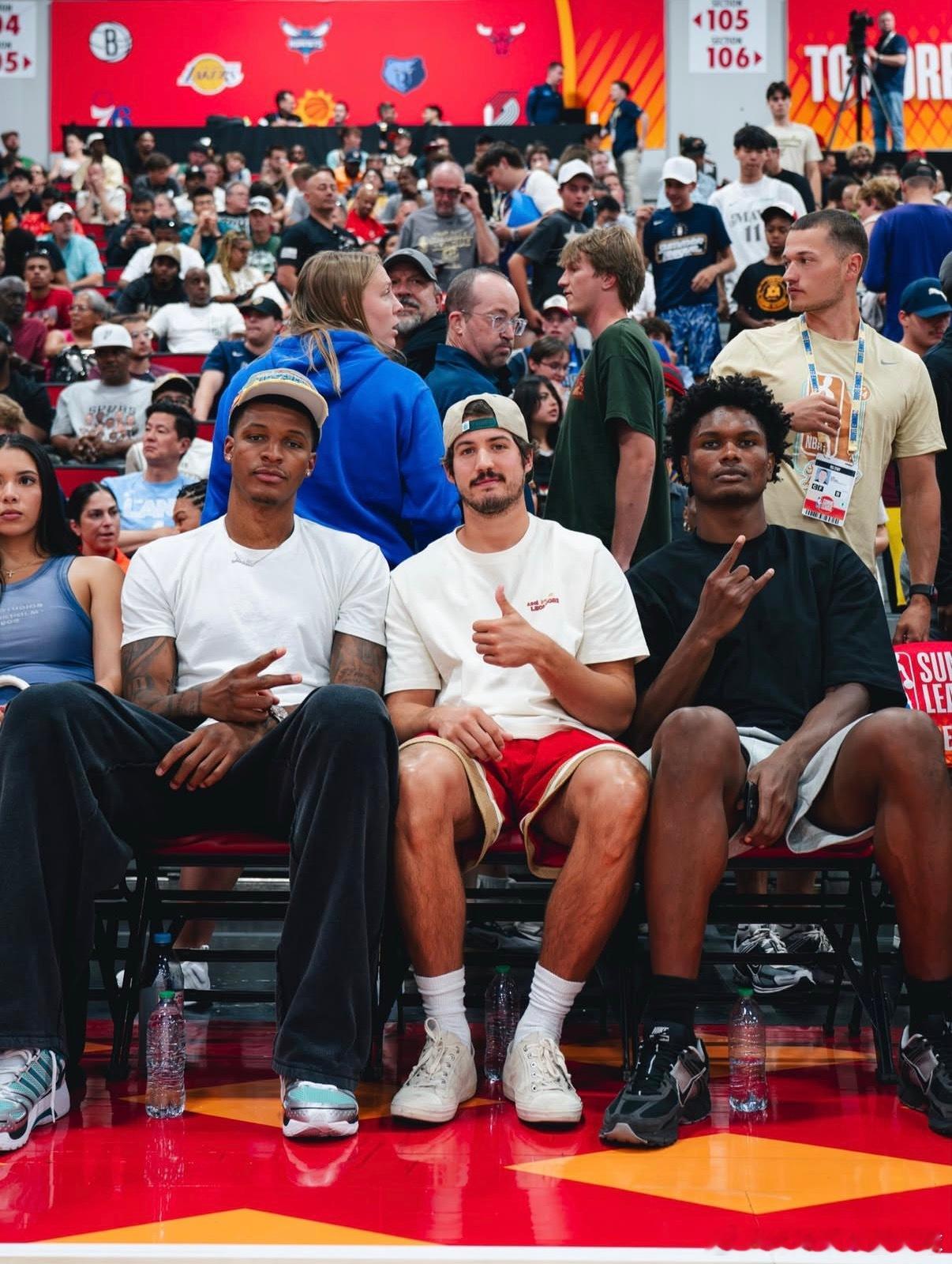 火箭夏季联赛场边观战的3兄弟📸小谢是不是壮很多？休斯顿火箭NBA休斯顿火箭