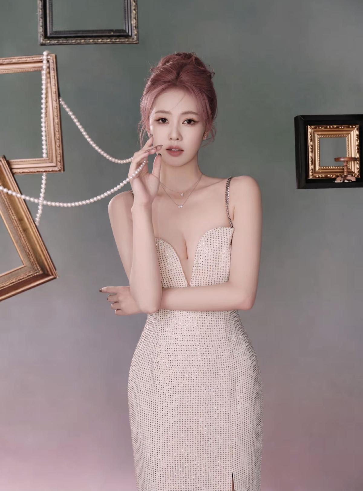 珍珠与钻饰，是温柔的铠甲。白鹿的每一个眼神都在说，先学会爱自己，世界才会对你温柔