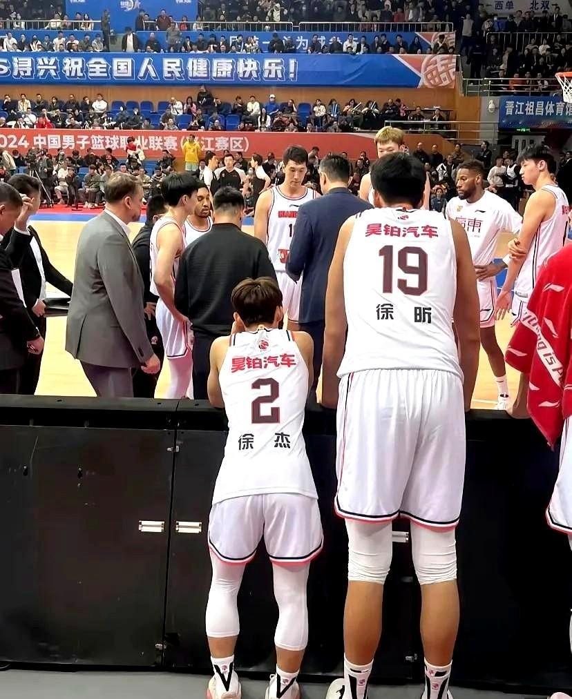 徐杰没有入选国家队，并不是郭导不喜欢他。但外战徐杰攻守都不行，特别是防守就是大