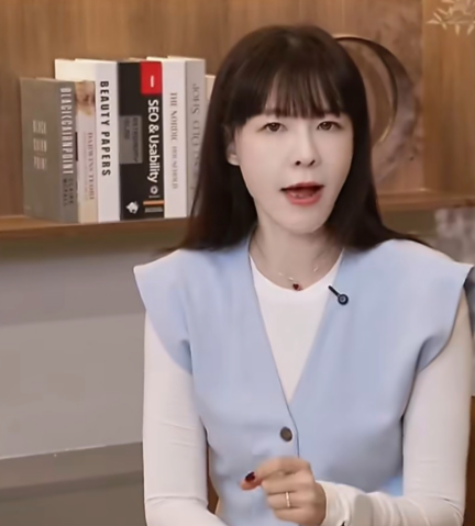 47岁主持人李艾登上热搜这一次，不是因为精湛的主持功底，而是发文回应40岁高龄