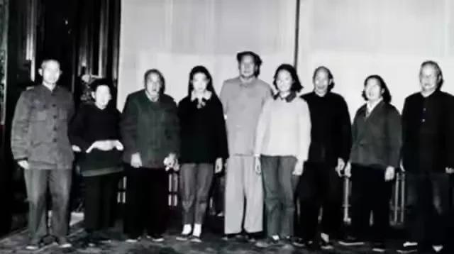 毛主席一生对家乡韶山有着深深的眷恋。从“孩儿立志出乡关，学不成名誓不还”开始，那