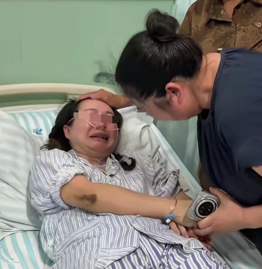 沙沱社区张书记，到医院看望受伤的网格员彭迪，两人一见面，便抱头痛哭。相信这里