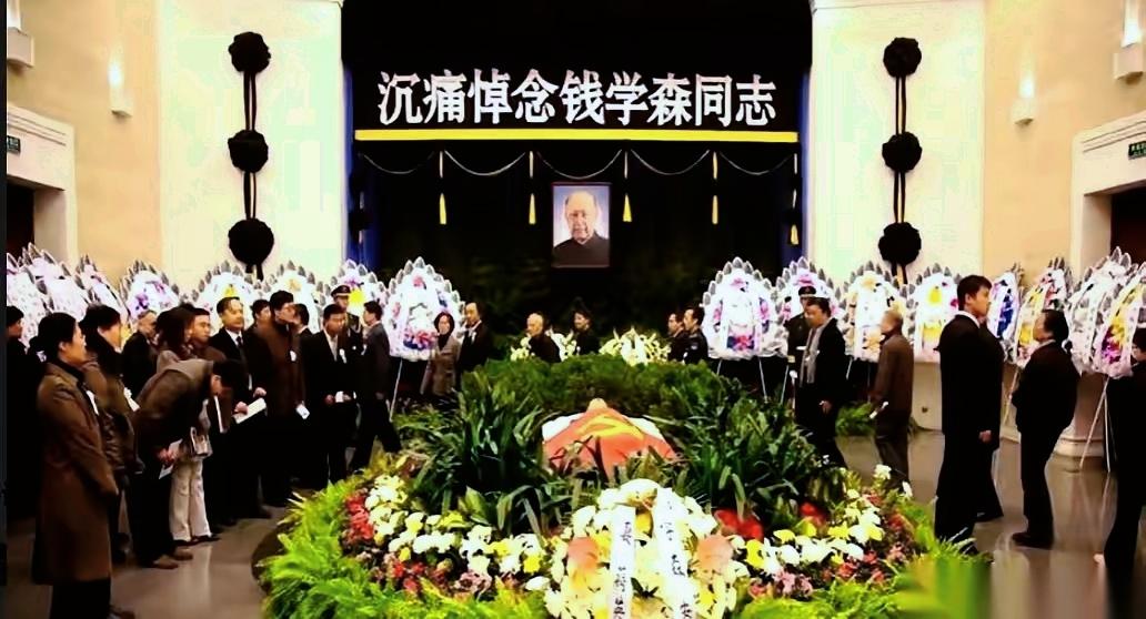 钱老的葬礼上,国家顶层人士齐齐到场送别,这般场面屈指可数。上一次如此震撼,还是梅