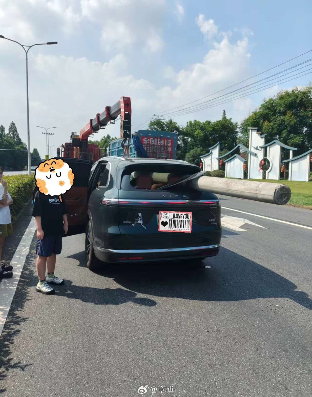 粉丝在群里分享只想说：智能辅助驾驶永远只是辅助！车辆开启智驾，面对悬空电线杆，系统没能识别出来，副驾
