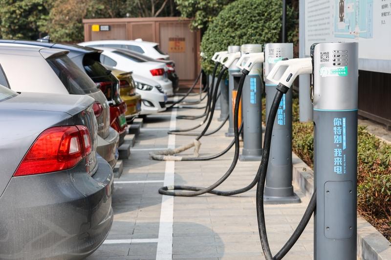 首先是日常出行场景。如果主要在城市通勤，单程不超过50公里，且有稳定停车和充电条