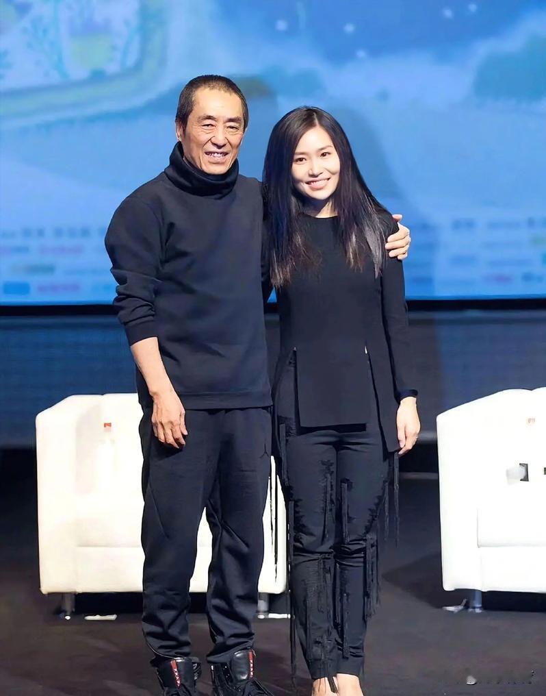 拆散张艺谋和巩俐的，不是婚姻，是他7岁的女儿。一个7岁女孩，深夜在电话里对着父