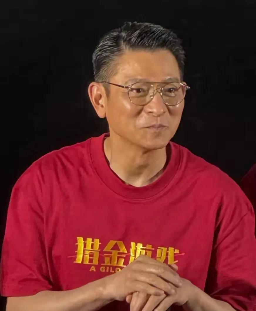 记者问刘德华:“你平时有买股票吗？”刘德华摇摇头:“我是不会买股票的。”记者不解