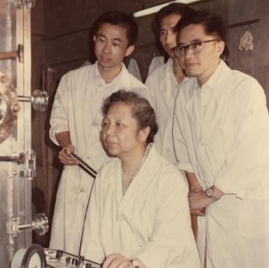 1957年，美国海关私吞了中国女人行李箱里面的6800美金，她却开心地笑了。殊不