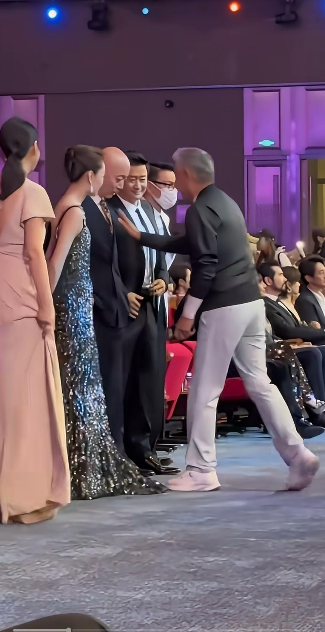 陈道明的手这是要干啥？