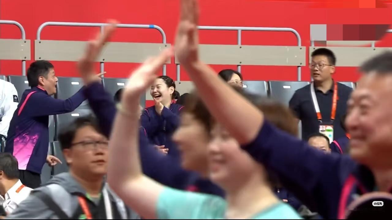 佳佳这是打心眼里高兴。女团夺冠，镜头给到陪练佳佳，佳佳双手用力鼓掌，一脸自豪。
