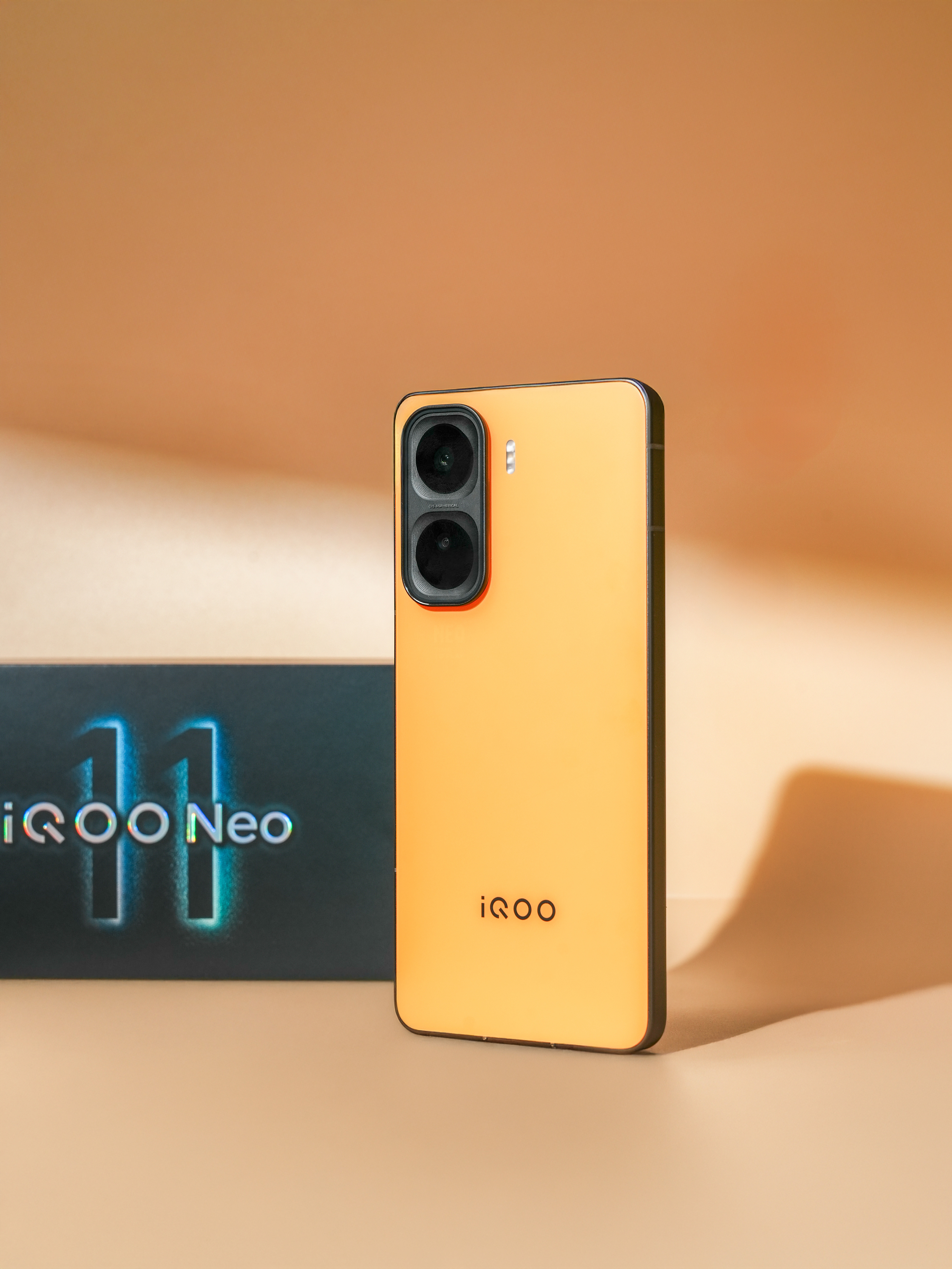 感受一下iQOONeo11像素方橙怎么样，这颜值帅不帅！🙌​​