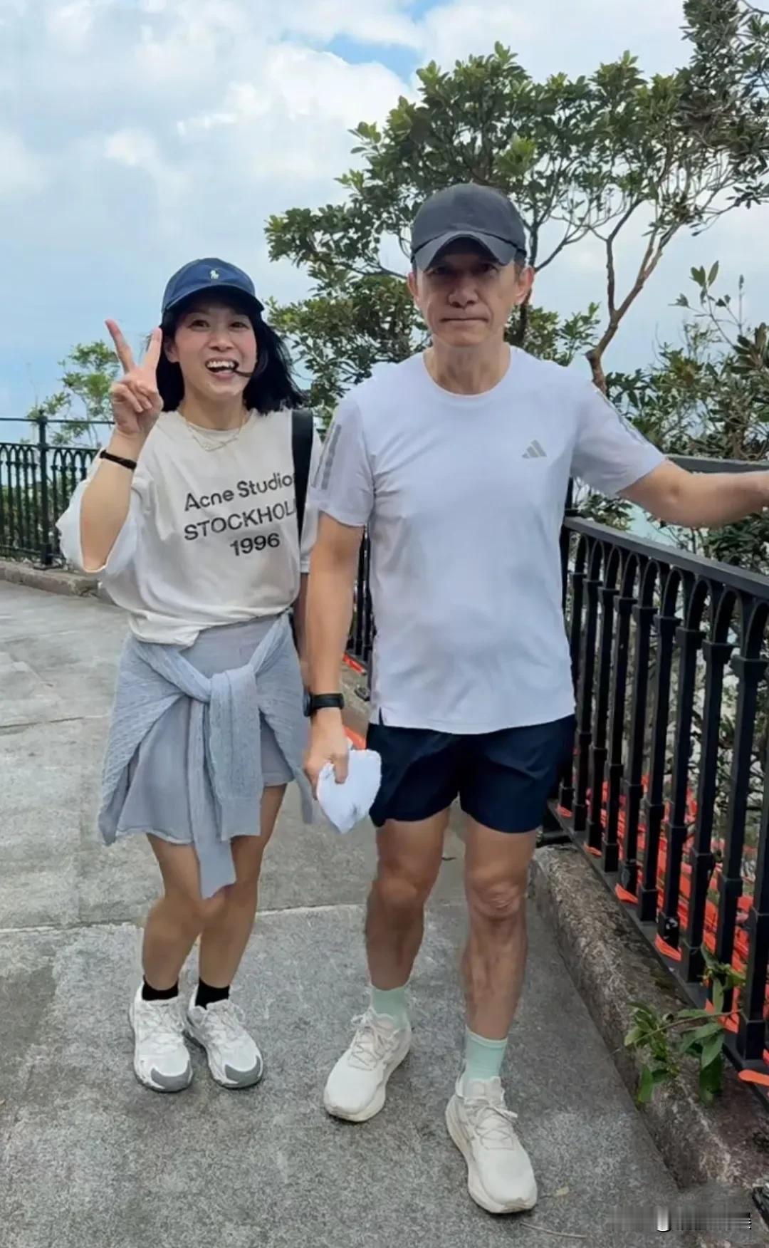 梁朝伟是有点内向，但是本人真的很nice，很和气。网友在太平山偶遇在跑步的梁朝